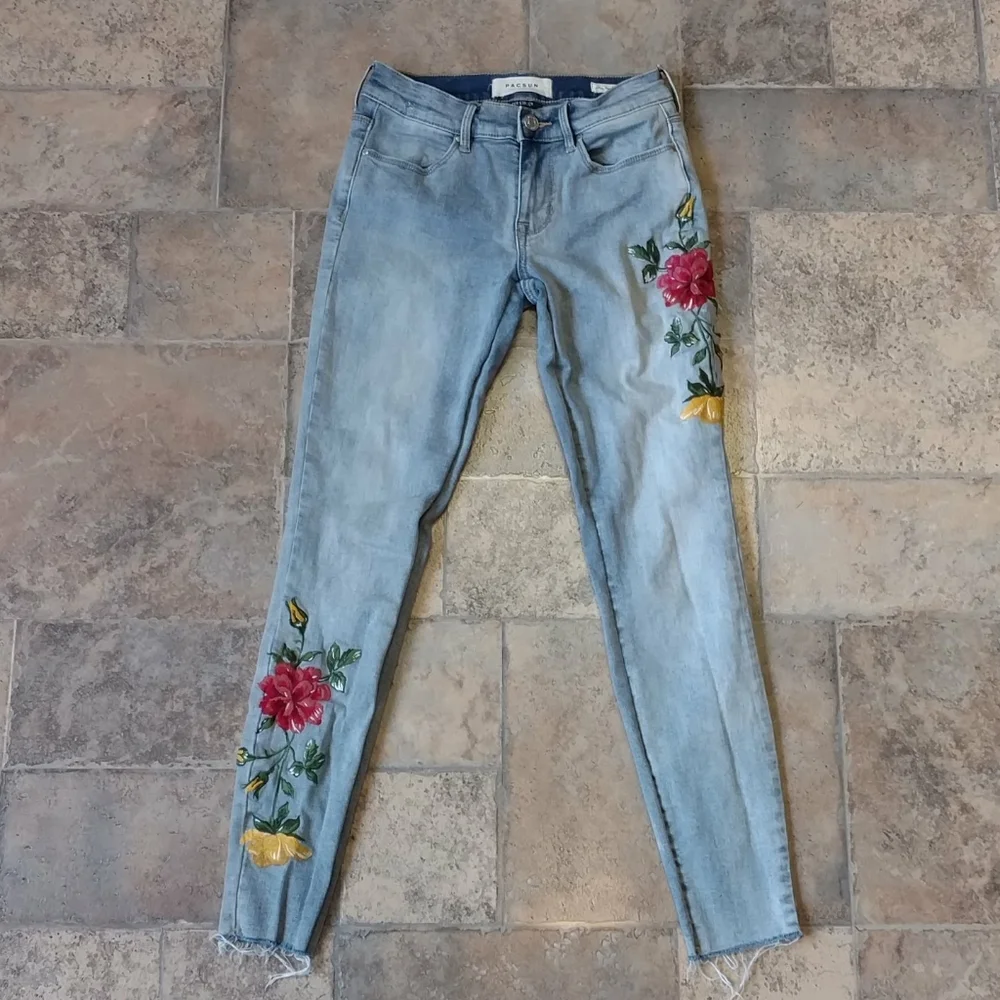 Embroidered floral raw hem ankle jeans size 23